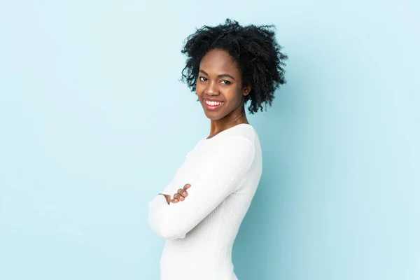 Jovem Afro Americana Isolada Fundo Azul Com Braços Cruzados Felizes — Fotografia de Stock