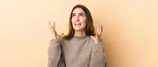 Jovem Mulher Caucasiana Sobre Fundo Isolado Estressado Oprimido — Fotografia de Stock