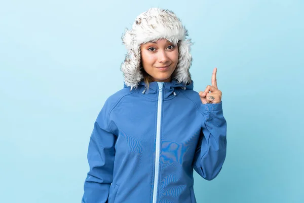 Joven Uruguaya Con Sombrero Invierno Aislado Sobre Fondo Azul Señalando —  Fotos de Stock