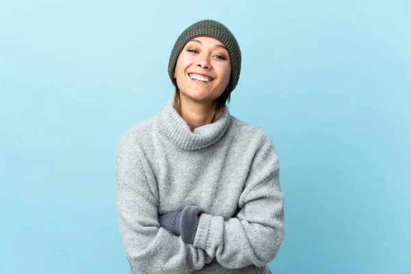 Jovem Uruguaia Com Chapéu Inverno Isolado Fundo Azul Rindo — Fotografia de Stock