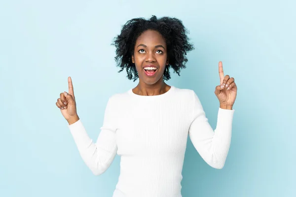 Jonge Afro Amerikaanse Vrouw Geïsoleerd Blauwe Achtergrond Verrast Wijzen Omhoog — Stockfoto