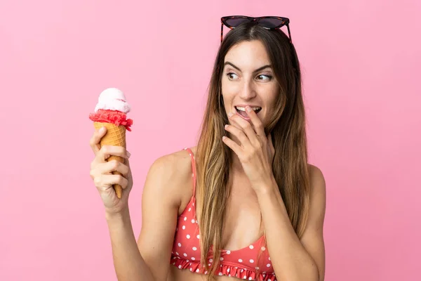 ピンクを基調としたアイスクリームを纏った若い白人女性は驚きと衝撃的な表情で — ストック写真