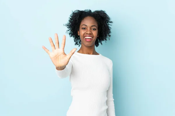 Jeune Femme Afro Américaine Isolée Sur Fond Bleu Comptant Cinq — Photo