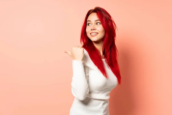 Teenager Κόκκινο Κορίτσι Μαλλιά Απομονώνονται Ροζ Φόντο Που Δείχνει Προς — Φωτογραφία Αρχείου