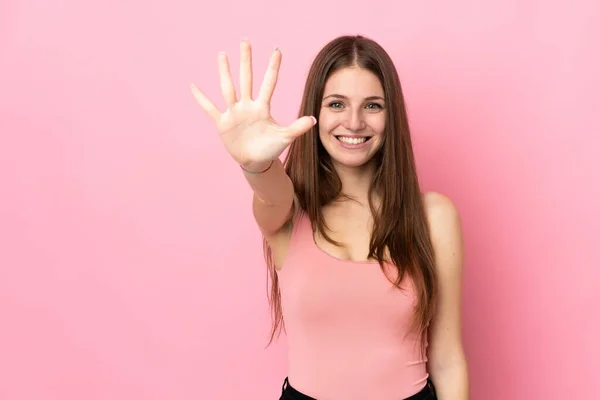 Jonge Kaukasische Vrouw Geïsoleerd Roze Achtergrond Tellen Vijf Met Vingers — Stockfoto