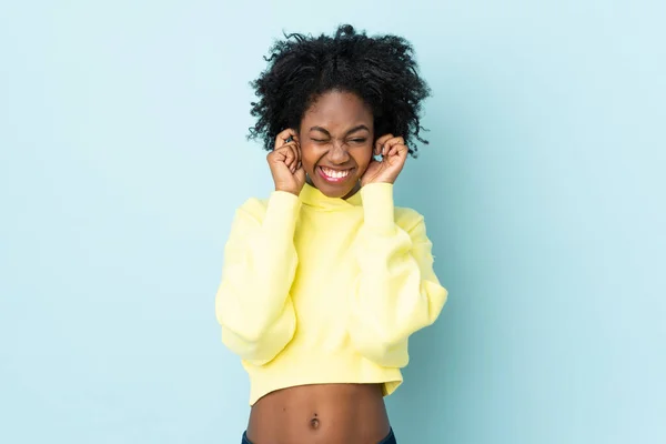 Ung Afroamerikansk Kvinna Isolerad Blå Bakgrund Frustrerad Och Täcker Öron — Stockfoto