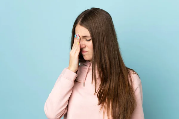 Junge Kaukasische Frau Isoliert Auf Blauem Hintergrund Mit Kopfschmerzen — Stockfoto