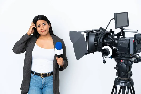 Mulher Colombiana Repórter Segurando Microfone Reportando Notícias Sobre Fundo Branco — Fotografia de Stock