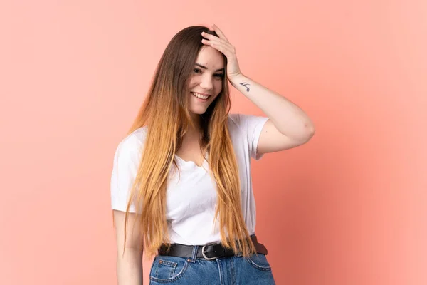 Joven Mujer Caucásica Aislada Sobre Fondo Rosa Dado Cuenta Algo — Foto de Stock