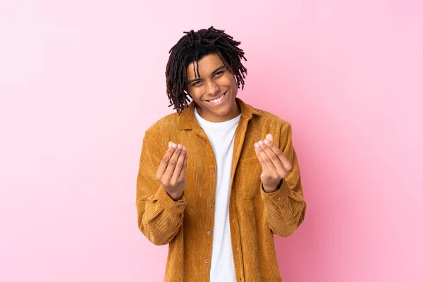 身穿灯芯绒夹克的年轻的非裔美国人 穿着孤立的粉色背景的衣服 做着赚钱的手势 — 图库照片