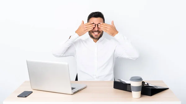 Jungunternehmer Einem Arbeitsplatz Der Die Augen Mit Den Händen Bedeckt — Stockfoto