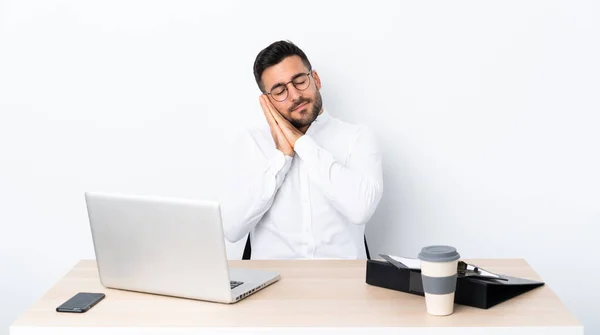 Joven Hombre Negocios Lugar Trabajo Haciendo Gesto Sueño Expresión Dorable — Foto de Stock