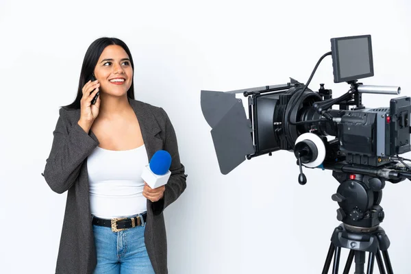 Repórter Colombiana Segurando Microfone Reportando Notícias Sobre Fundo Branco Mantendo — Fotografia de Stock