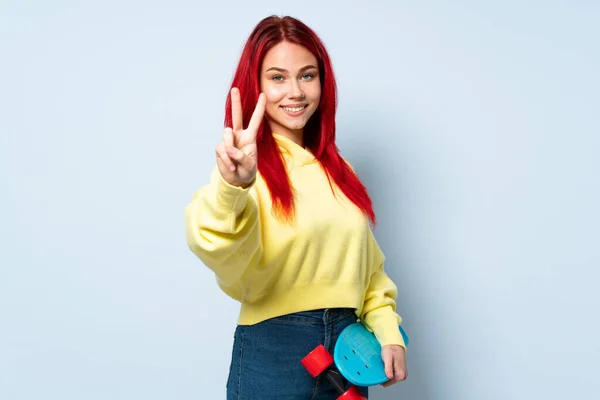 Teenager Skater Girl Isolated White Background Smiling Showing Victory Sign — Stock Photo, Image