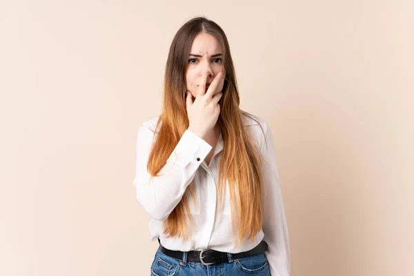 Jonge Kaukasische Vrouw Geïsoleerd Beige Achtergrond Verrast Geschokt Terwijl Zoek — Stockfoto