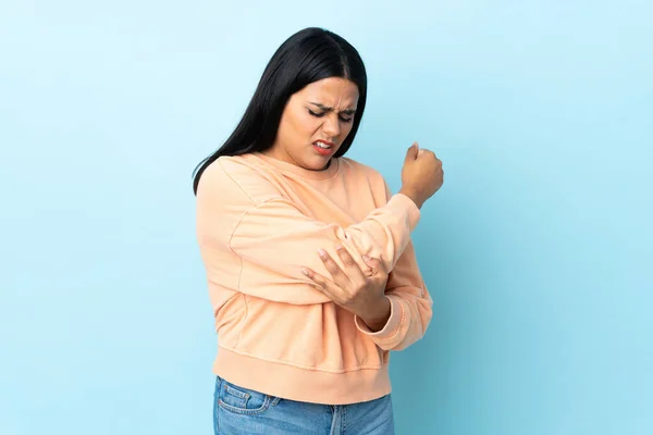 Young Latin Woman Woman Isolated Blue Background Pain Elbow — Stock Photo, Image