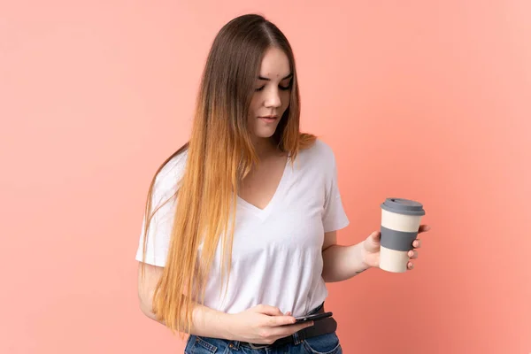 Ung Kaukasisk Kvinne Isolert Rosa Bakgrunn Mens Hun Holdt Kaffe – stockfoto