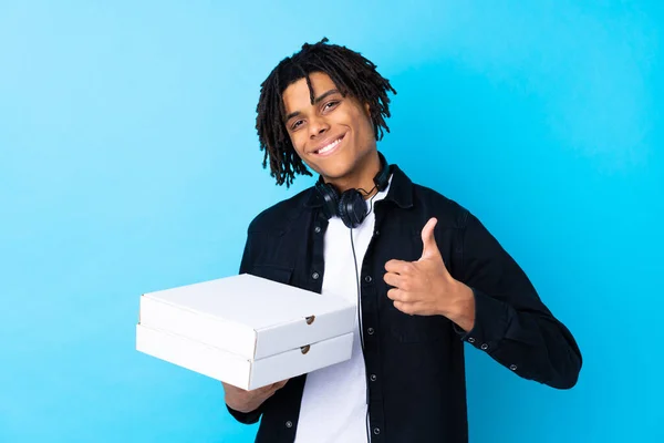 Junger Afroamerikaner Hält Mit Erhobenem Daumen Eine Pizzaschachtel Über Eine — Stockfoto