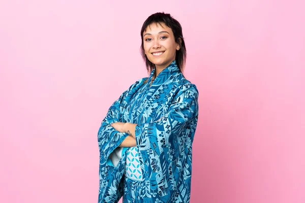 Młoda Kobieta Ubrana Kimono Odizolowanym Niebieskim Tle Skrzyżowanymi Ramionami Patrząc — Zdjęcie stockowe
