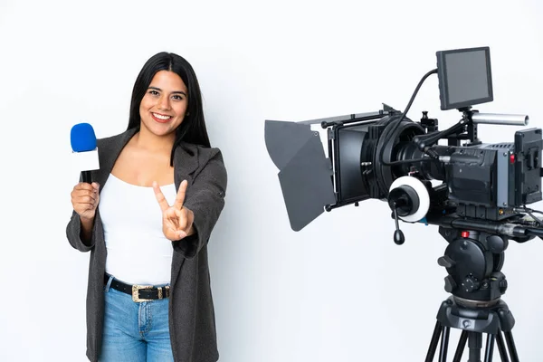 Repórter Colombiana Segurando Microfone Reportando Notícias Sobre Fundo Branco Sorrindo — Fotografia de Stock