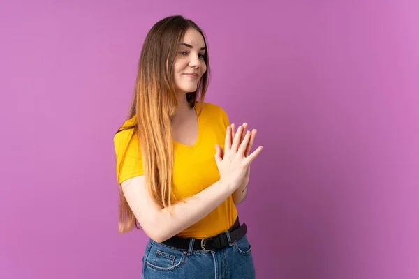 Joven Mujer Caucásica Aislada Sobre Fondo Púrpura Maquinando Algo —  Fotos de Stock