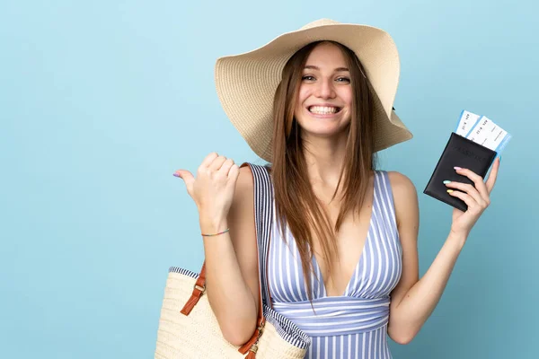 Mladá Běloška Letních Prázdninách Drží Pas Izolovaný Modrém Pozadí Ukazující — Stock fotografie