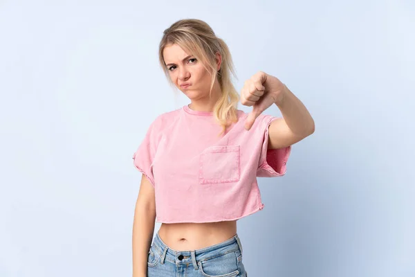 Mujer Rubia Sobre Fondo Azul Aislado Mostrando Pulgar Hacia Abajo — Foto de Stock