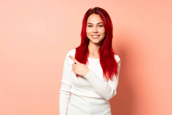 Teenager Κόκκινο Κορίτσι Μαλλιά Απομονώνονται Ροζ Φόντο Που Δείχνει Προς — Φωτογραφία Αρχείου