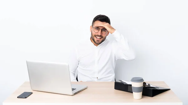 Joven Hombre Negocios Lugar Trabajo Mirando Lejos Con Mano Para —  Fotos de Stock