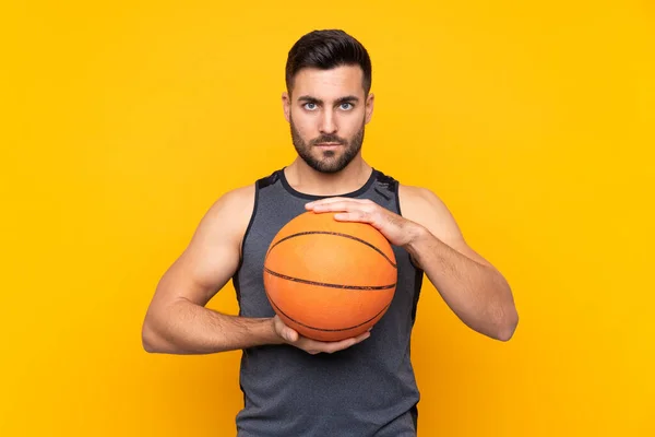 Чоловік Над Ізольованим Жовтим Тлом Грає Баскетбол — стокове фото