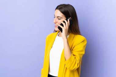 İzole edilmiş geçmişi olan beyaz bir kadın cep telefonuyla sohbet ediyor.