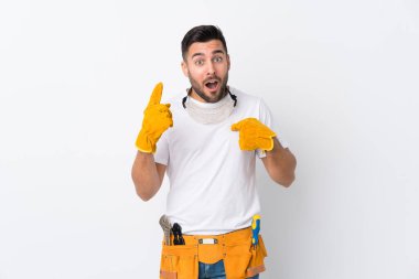 Yüzünde sürpriz ifade olan izole beyaz arka plan ustaları ya da elektrikçiler.