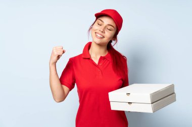 Pizzacı kız izole bir arka planda pizza tutuyor ve zaferi kutluyor.