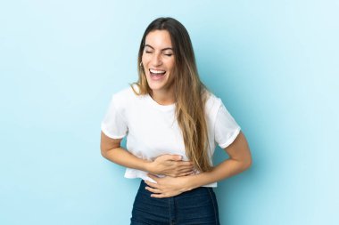 Soyutlanmış bir geçmişi olan beyaz bir kadın çok fazla gülümsüyor.