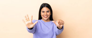 İzole bir geçmişi olan genç Latin bir kadın. Parmakları olan altı kişi saydım.