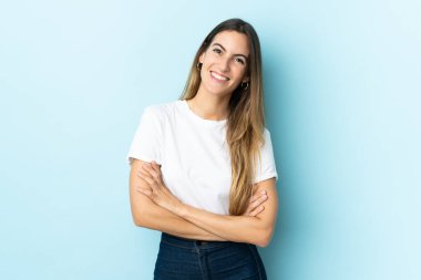 İzole bir geçmişi olan beyaz bir kadın kollarını ön cephede kavuşturuyor.