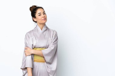 Kimono giyen bir kadın izole edilmiş arka planda gülüyor.