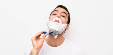 İzole beyaz arka plan üzerinde sakalını tıraş adam