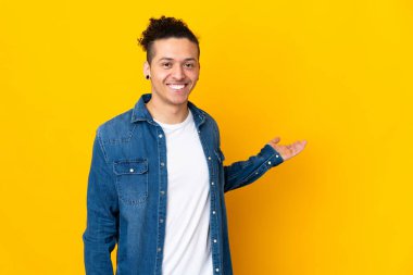 İzole edilmiş arka planda beyaz bir adam. Davet etmek için ellerini yana uzatıyor.