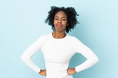 Genç Afrikalı Amerikalı kadın mavi arka planda izole edilmiş kızgın.