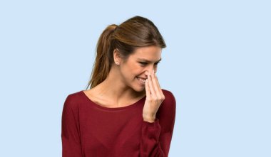 Sarışın kadın. Mutlu ve gülümsüyor.