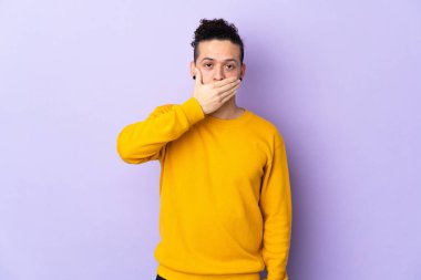 İzole edilmiş arka plan üzerinde beyaz bir adam ağızı eliyle kapatıyor.