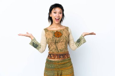 Genç Uruguaylı kız izole edilmiş beyaz arka plan ve şok olmuş yüz ifadesi.