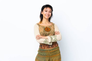 Genç Uruguaylı kız izole edilmiş beyaz arka planda kollarını ön cephede kavuşturuyor.