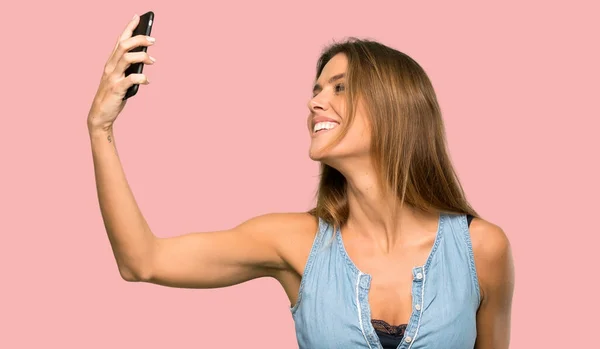 Mujer Rubia Con Vestido Jean Haciendo Una Selfie Sobre Fondo — Foto de Stock