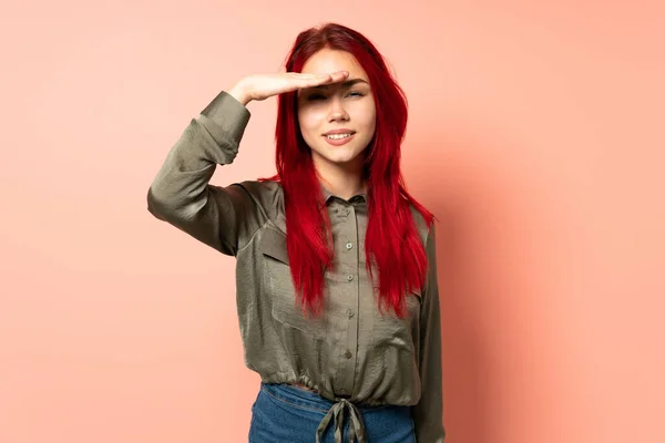 Teenager Rote Haare Mädchen Isoliert Auf Rosa Hintergrund Suchen Weit — Stockfoto