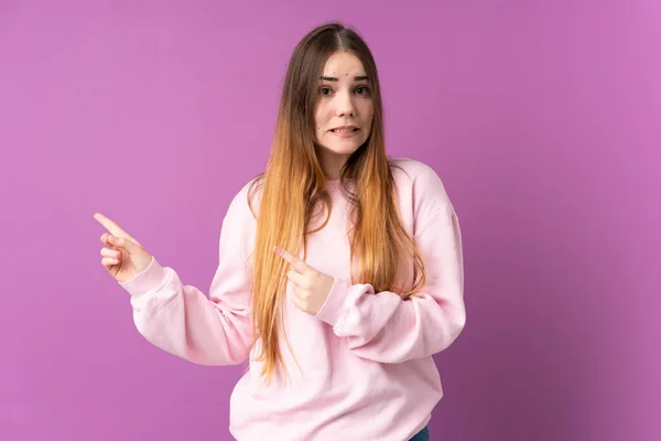 Young Caucasian Woman Isolated Purple Background Frightened Pointing Side — Stock Photo, Image