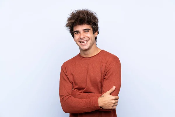 Joven Hombre Caucásico Sobre Fondo Azul Aislado Con Los Brazos —  Fotos de Stock