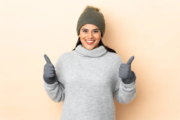 Ung Colombiansk Flicka Med Vinter Hatt Isolerad Beige Bakgrund Ger — Stockfoto