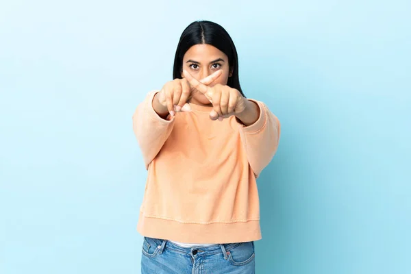 Mujer Latina Joven Aislada Sobre Fondo Azul Haciendo Gesto Stop — Foto de Stock